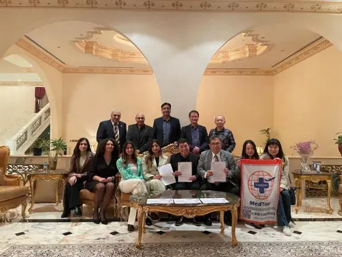 ▲許景琦三年前曾以台灣觀光醫療發展協會理事長身分，率團參加阿拉伯醫療展，期間拜會衛生部與經濟部，並參觀了皇宮奠定長期友誼關係，（圖／許景琦提供）