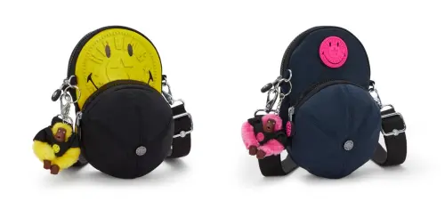 ▲Kipling︱Smiley 聯名系列黑底笑臉帽子造型包、藍粉笑臉帽子造型包。（圖／品牌提供）