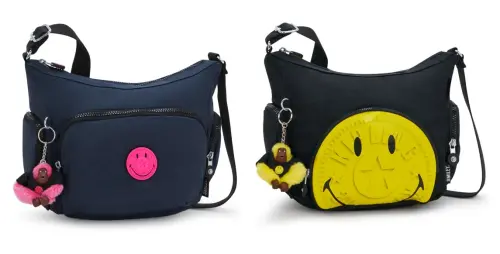 ▲Kipling︱Smiley 聯名系列藍粉笑臉牛角包、黑底笑臉牛角包。（圖／品牌提供）