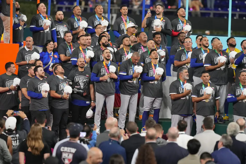 ▲委內瑞拉在決賽中以3：2力退地主美國隊，奪下隊史首座世界冠軍。比賽結束後的頒獎典禮上，委內瑞拉全隊在國歌響起時展現的愛國情操與激動情緒，讓許多國外球迷也深受感動。（圖／美聯社／達志影像）