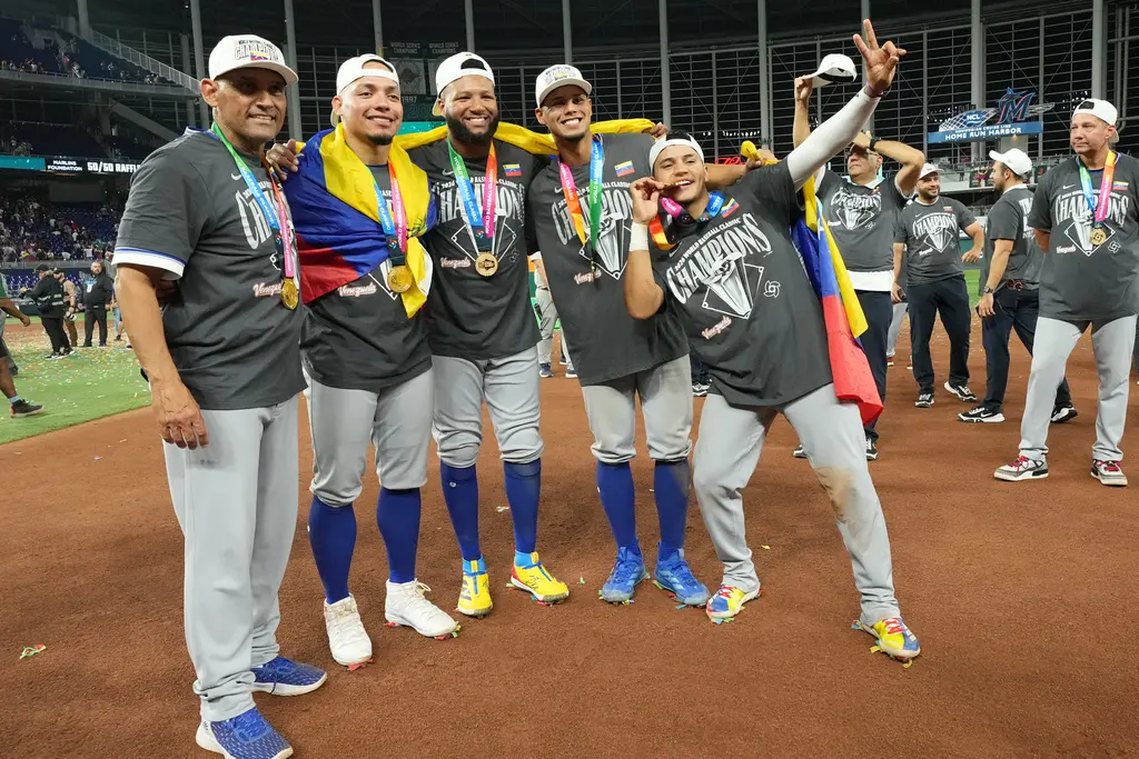 ▲委內瑞拉3：2擊敗美國，奪下隊史首座WBC冠軍．團隊無論投打都發揮得更好。賽後球員和教練團中不少人都激動落淚。（圖／美聯社／達志影像）