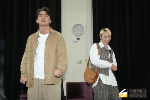 ▲方宥心（右）和黃鐙輝（左）挑戰演出音樂劇《櫻子媽媽與她的三個男人》，帶觀眾體驗笑中帶淚的林森北路人生。（圖／記者邱曾其攝影）
