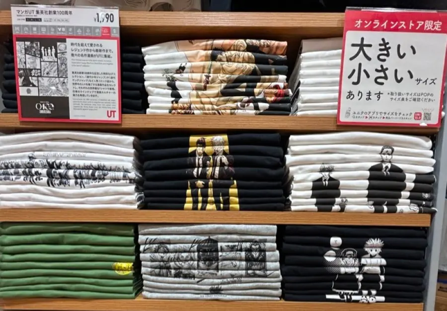 ▲日本國民品牌UNIQLO近期推出聯名集英社動漫服飾，官方更曬出員工「摺衣神技」，讓許多動漫角色「在店內貨架現身」。（圖／X@UNIQLO_JP）