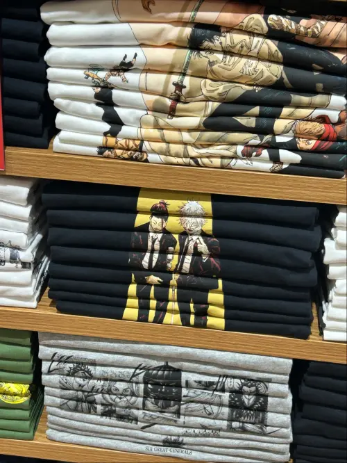 ▲UNIQLO員工運用漸層式的摺法照片，在一排衣服疊起來後，讓動漫人物變成立體圖樣。（圖／X@UNIQLO_JP）