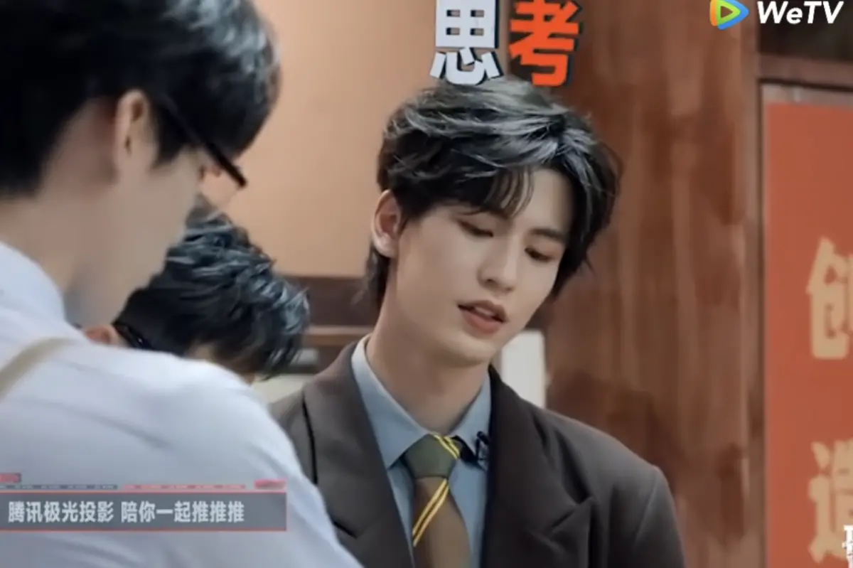 ▲張凌赫在《開始推理吧》中輕鬆解數學題，讓劉宇寧、迪麗熱巴都佩服。（圖／翻攝自微博）