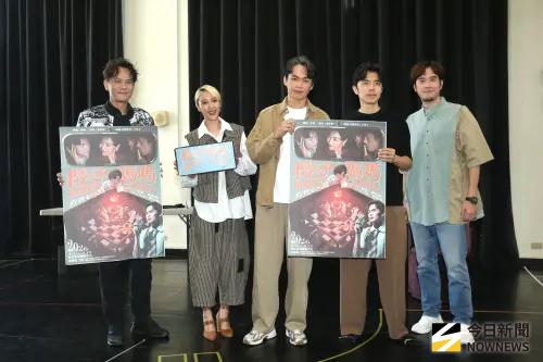 ▲瘋戲樂工作室音樂劇《櫻子媽媽與她的三個男人》今（18）日舉辦彩排記者會。左起為凱爾、方宥心、黃鐙輝、王希文和王為。（圖／記者邱曾其攝影）