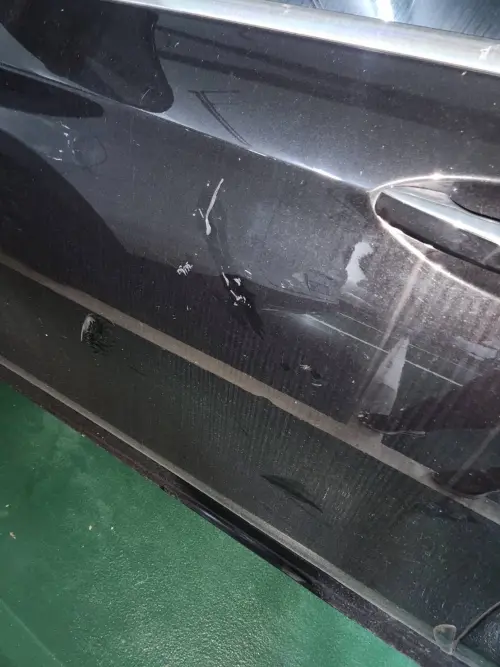 ▲車主隔一天取車時，發現車身左側前後門有毀損情形。（圖／警方提供）