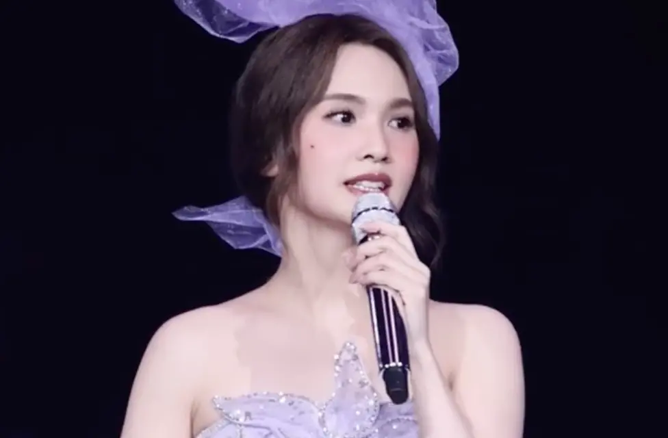 ▲楊丞琳（如圖）在中國舉辦演唱會時，為當地歌迷獻唱魏如萱的〈你啊你啊〉，演出前她自揭身世是廣東人，因此比起閩南語更熟悉粵語，發言掀起熱議。（圖／翻攝自微博）