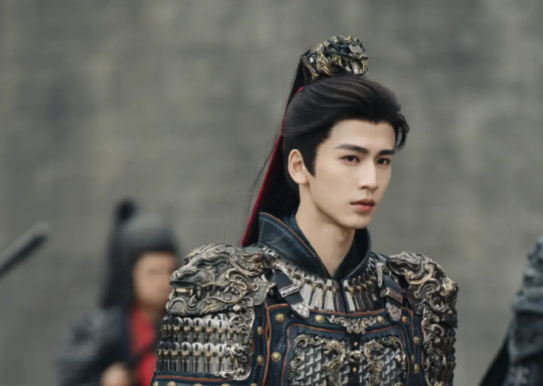 ▲張凌赫（如圖）出道以來還沒有大男主的古裝劇，因此自降近4000萬元也要演《逐玉》，而該劇出品方的股東，還有Angelababy。（圖／翻攝自微博@網劇逐玉）