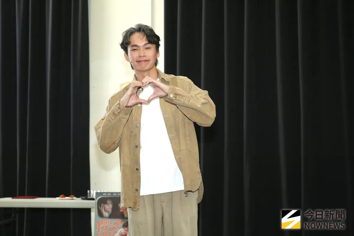 ▲藝人黃鐙輝（如圖）首度挑戰演出音樂劇。他在受訪時分享自己維持婚姻與搞定岳母「萁媽」的終極心法，指出一切的關鍵就在於替對方著想。（圖／記者邱曾其攝影）