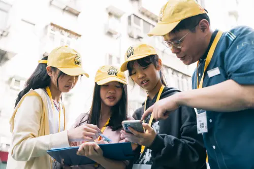 ▲「小小交安偵探隊」帶領社區學童認識周遭道路風險，學習交通知能。（圖／靖娟基金會）