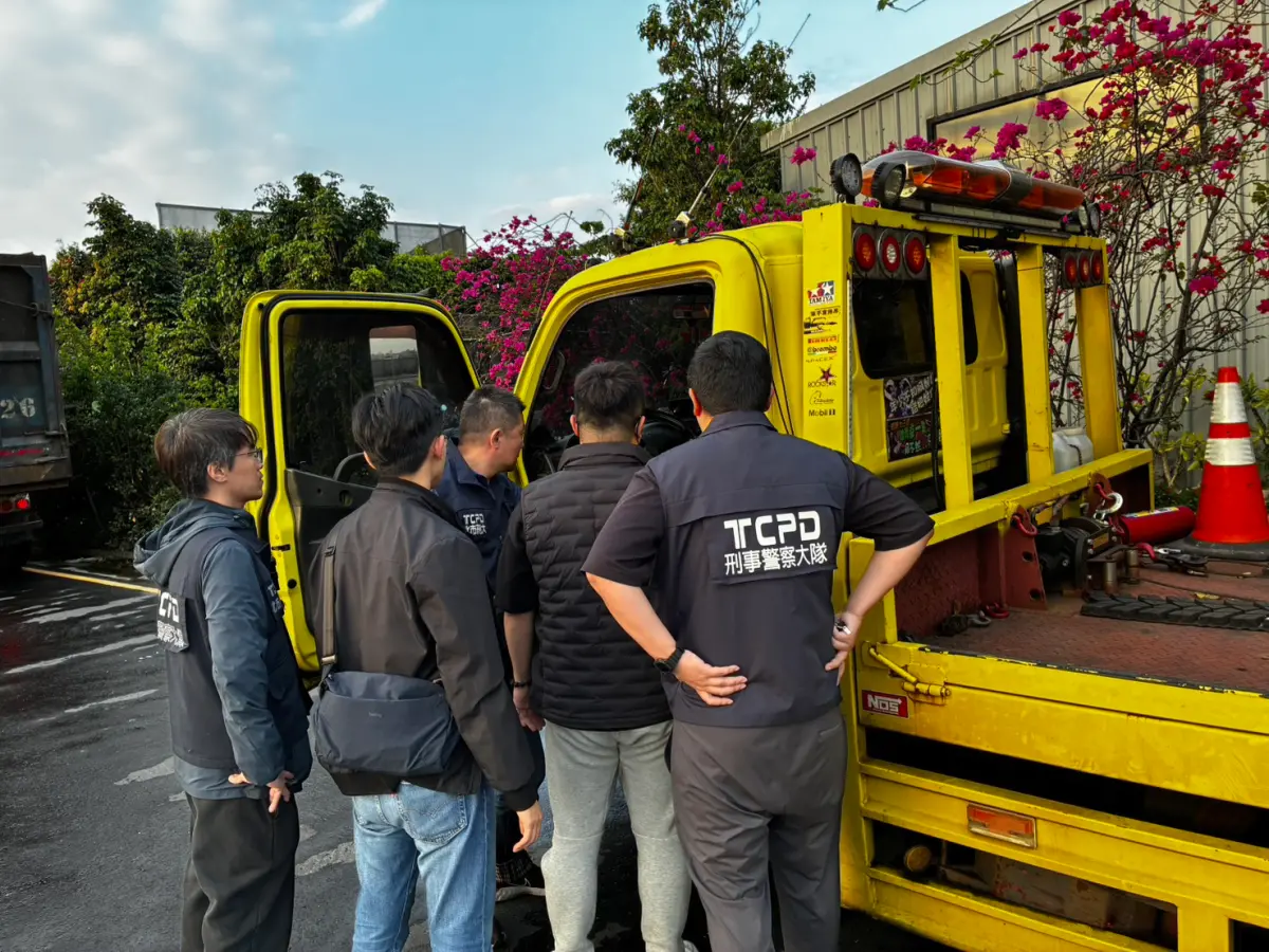 ▲台北市刑大破獲一起「小崔拖吊」崔姓老闆以及徒弟等人，鎖定車輛故障民眾以天價索取拖吊費。（圖／北市刑大提供）
