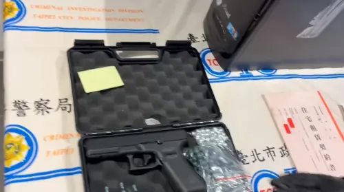 ▲警方查扣作案用的拖吊車、被害人契約書、手機等物，全案依詐欺、恐嚇取財及組織犯罪等罪嫌移送偵辦。（圖／北市刑大提供）