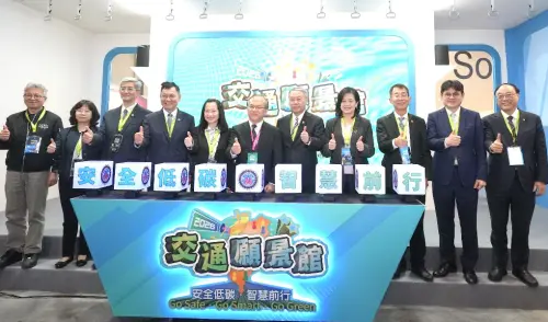 ▲台灣港務公司參加2026智慧城市展及淨零城市展，交通部次長陳彥伯(中)主持交通願景館開幕儀式，台灣港務公司董事長周永暉(右1)出席啟動儀式，透過此次展覽向大眾展現台灣港群智慧化的未來藍圖。(圖／台灣港務公司提供)