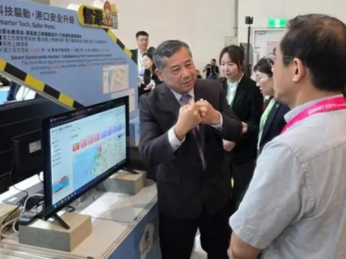 ▲台灣港務公司參加2026智慧城市展及淨零城市展，台灣港務公司總經理王錦榮(左1)向與會民眾說明台灣港群智慧化的未來藍圖。(圖／台灣港務公司提供)