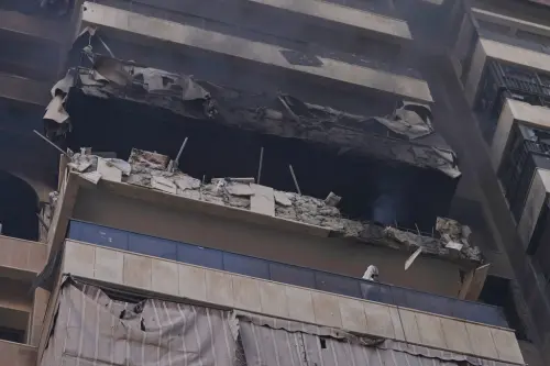 ▲以色列18日對黎巴嫩首都貝魯特發動空襲，兩處公寓的多個樓層遇襲，一棟建築被摧毀整棟倒塌。（圖／美聯社／達志影像）