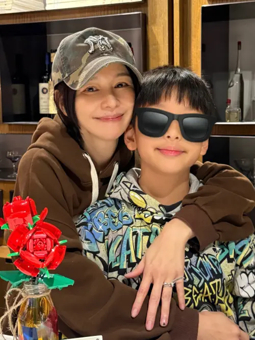 ▲徐若瑄（左）兒子（右）長大了，特別打破撲滿拿出積蓄買戒指送給媽媽，非常貼心。（圖／翻攝自徐若瑄臉書）