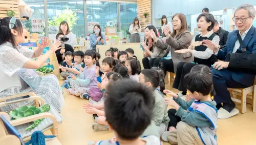 ▲海洋委員會海洋保育署舉辦與幼童共讀繪本活動，由說故事姐姐(左)生動講述繪本內容。(圖／海洋委員會提供)