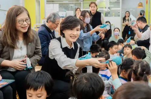 ▲行政院副院長鄭麗君(左2)、海洋委員會主任委員管碧玲(左1)與幼兒園孩子互動熱絡。(圖／海洋委員會提供)