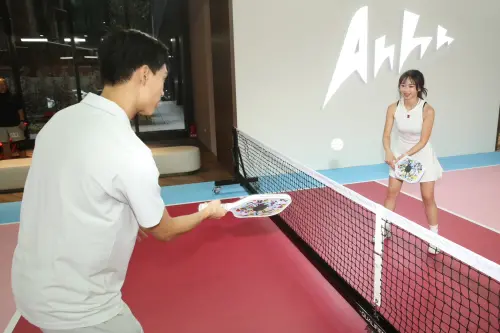 台北新地標！全球首座「匹克球酒吧」開幕　運動、小酌一次滿足
