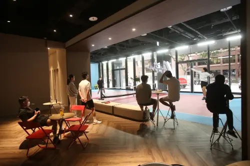 ▲「Ahhh Social Pickleball Hub」在華山1914文化創意產業園區旁，場內配有單一專業球道和酒水社交空間。（圖／記者邱曾其攝）