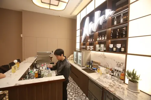 ▲匹克球在台灣的風潮越來越熱，業者將新潮運動結合酒吧空間，民眾下班、周末全新的娛樂選擇。（圖／記者邱曾其攝）