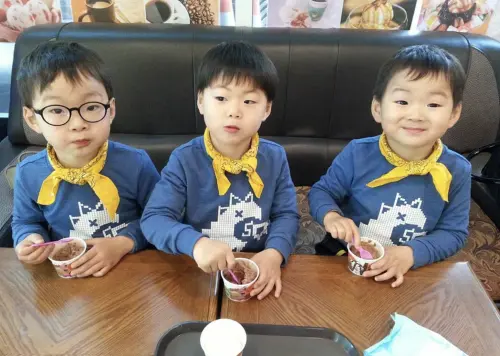 《超人回來了》宋一國三胞胎近況！14歲大韓身高超越185cm爸爸