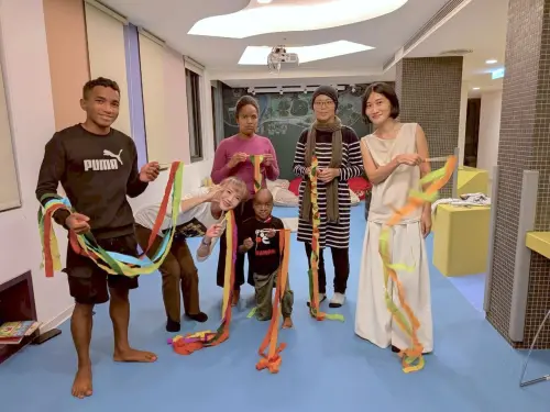 ▲來自馬達加斯加的男童Boum與母親，在台接受治療期間入住麥當勞叔叔之家長達180天，入住期間參加舒壓療癒活動，是Boum的開心時刻。（圖／麥當勞叔叔之家提供）