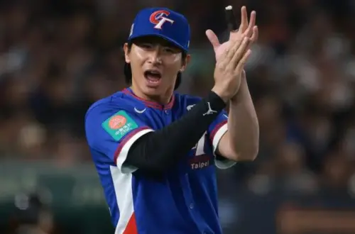 Captain of Taiwan's baseball team claps his hands. (TCN)
