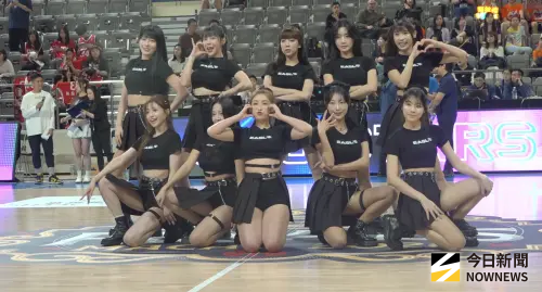 影／東超豪組台韓啦啦隊聯軍！大跳神曲《Queencard》全場嗨翻天