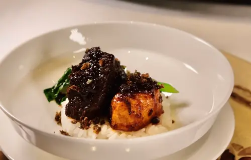 ▲「梅菜慢燉牛肩肉附白飯」是道柔嫩夠味的主食。（圖／記者葉盛耀攝）