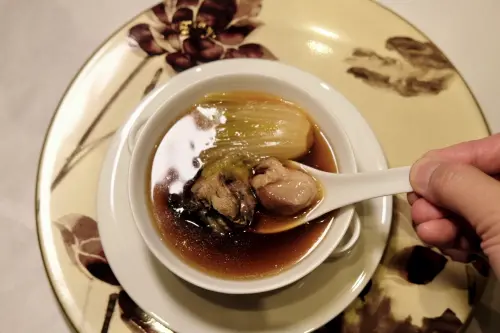 ▲「黑蒜菜膽燉烏雞」將烏骨雞融合黑蒜，滋補鮮香。（圖／記者葉盛耀攝）