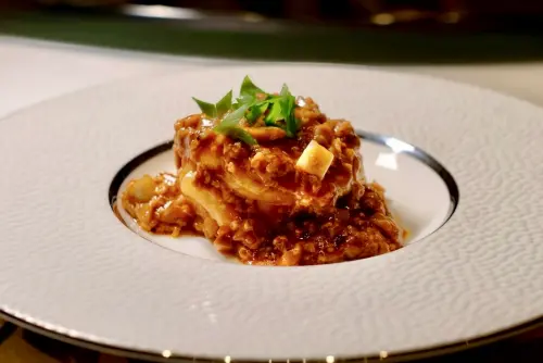 ▲「乾燒大海蝦」用上個頭碩大的海蝦，搭上酒釀醬汁更是鮮甜夠味。（圖／記者葉盛耀攝）