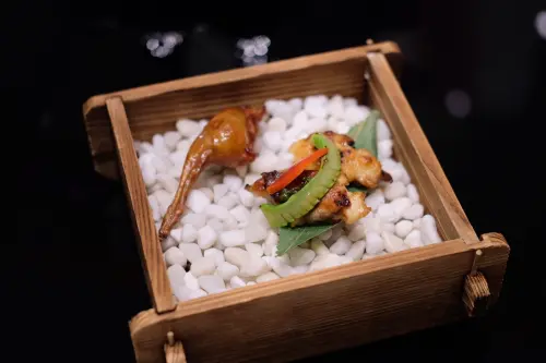 ▲「雙味乳鴿」有著鴿腿與鴿胸兩部位，鴿腿還鑲入以火腿賦味的燕窩。（圖／記者葉盛耀攝）