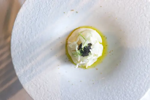 ▲台北亞都麗緻大飯店「巴黎廳1930 x高山英紀 Paris 1930 de Hideki Takayama」也推出春季菜單，使用春蔬與干貝等食材。（圖／台北亞都麗緻大飯店提供taipei.landishotelsresorts.com/）