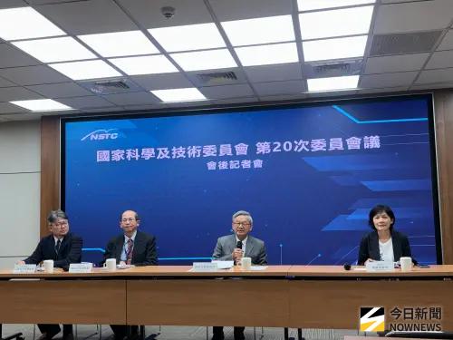 ▲左至右分別為國科會科技辦副執行秘書邱維辰、國科會科技辦執行秘書張振豪、國科會主任委員吳誠文、國科會前瞻處處長蔡妙慈。（圖／記者李青縈攝）