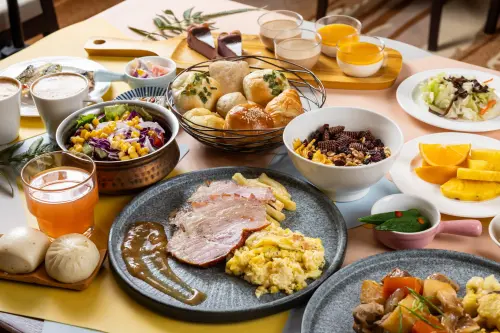 ▲入住天成逸旅-蝴蝶谷提供豐盛的早、晚餐與消夜，從食材到風味皆融入在地特色。（圖/天成逸旅-蝴蝶谷提供）