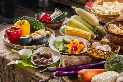 ▲天成逸旅-蝴蝶谷餐點主打原民風味煮蔬果食材，還可親身體驗現煮的DIY樂趣。（圖/天成逸旅-蝴蝶谷提供）