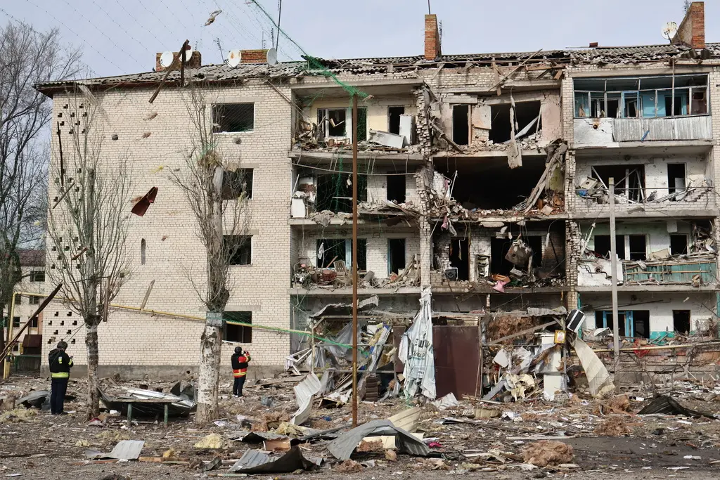 ▲烏克蘭國家能源公司（Ukrenergo）今（18）日宣布，全國實施限制用電，部分地區更因俄羅斯攻擊的影響而啟動緊急停電。圖為扎波羅熱當地遭轟炸後一片狼籍。（圖／美聯社／達志影像）