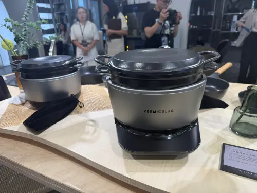 ▲鑄鐵鍋因為材質的關係，重量有機會來到5公斤，不過小V鍋有做輕量化設計，比其他品牌少1公斤重量。（圖／記者張家瑋攝）