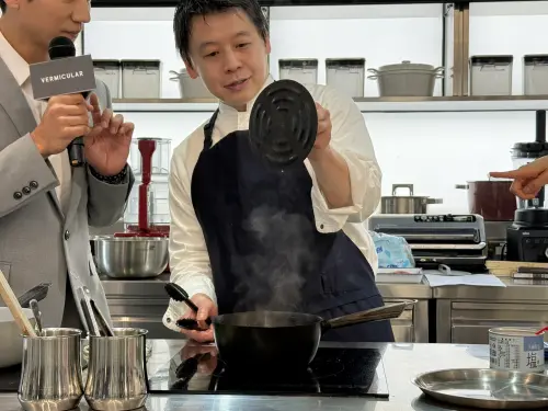 ▲鑄鐵落蓋可以封存食材水分，促進蒸氣對流並形成鮮味循環。（圖／記者張家瑋攝）