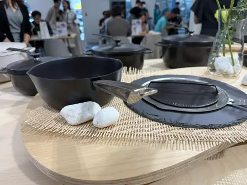 小V鍋新品來了！琺瑯鑄鐵雪平鍋不到1公斤　專屬配件鎖住食材風味
