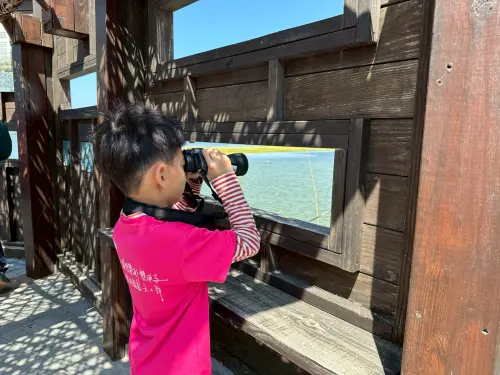 ▲北門國小學生使用望遠鏡賞鳥。(圖/雲嘉南管理處提供)