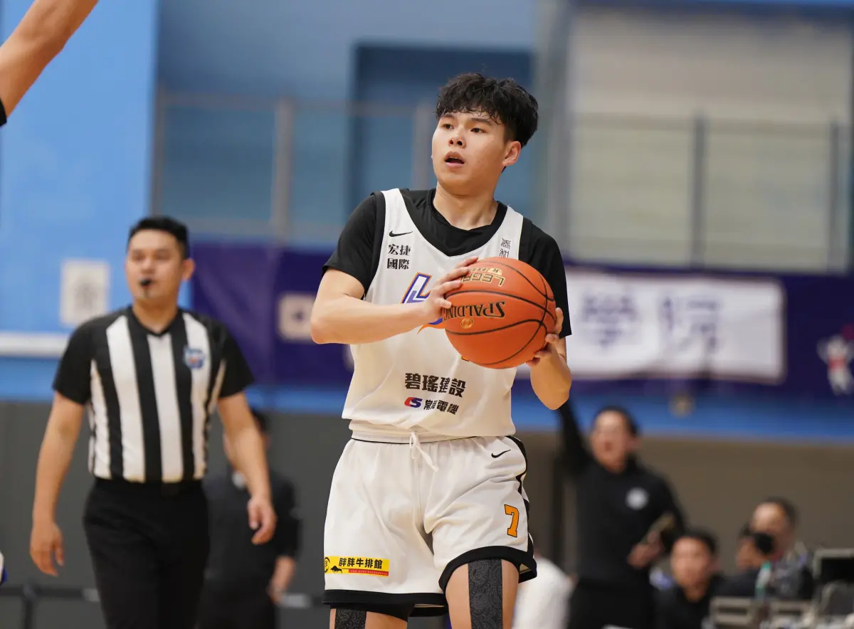 ▲黎明學院今（18）日在UBA大專籃球聯賽八強賽中以86：79隊史首度擊敗健行科大。其中隊長謝侄豈轟下21分、7助攻、3籃板，更與外籍生隊友泰力合演驚豔全場的「空中接力」。（圖／大專體總提供）