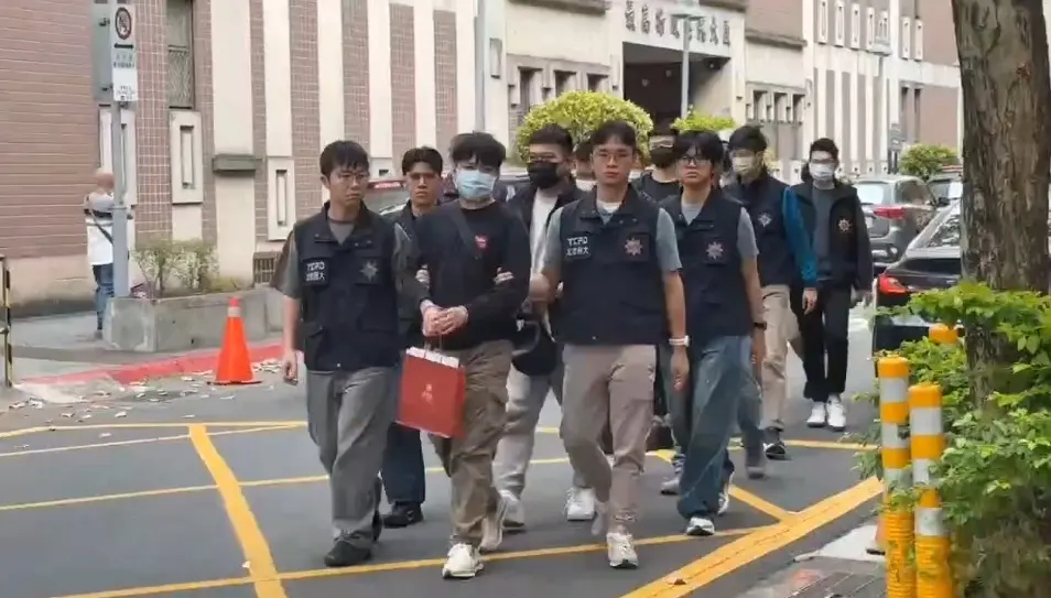 ▲警方最近接獲大量的拖吊糾紛，短短幾公里的道路救援，民眾就被收取數萬元的拖吊費用，北市刑大攻堅逮捕6名拖吊蟑螂。（圖／讀者提供）