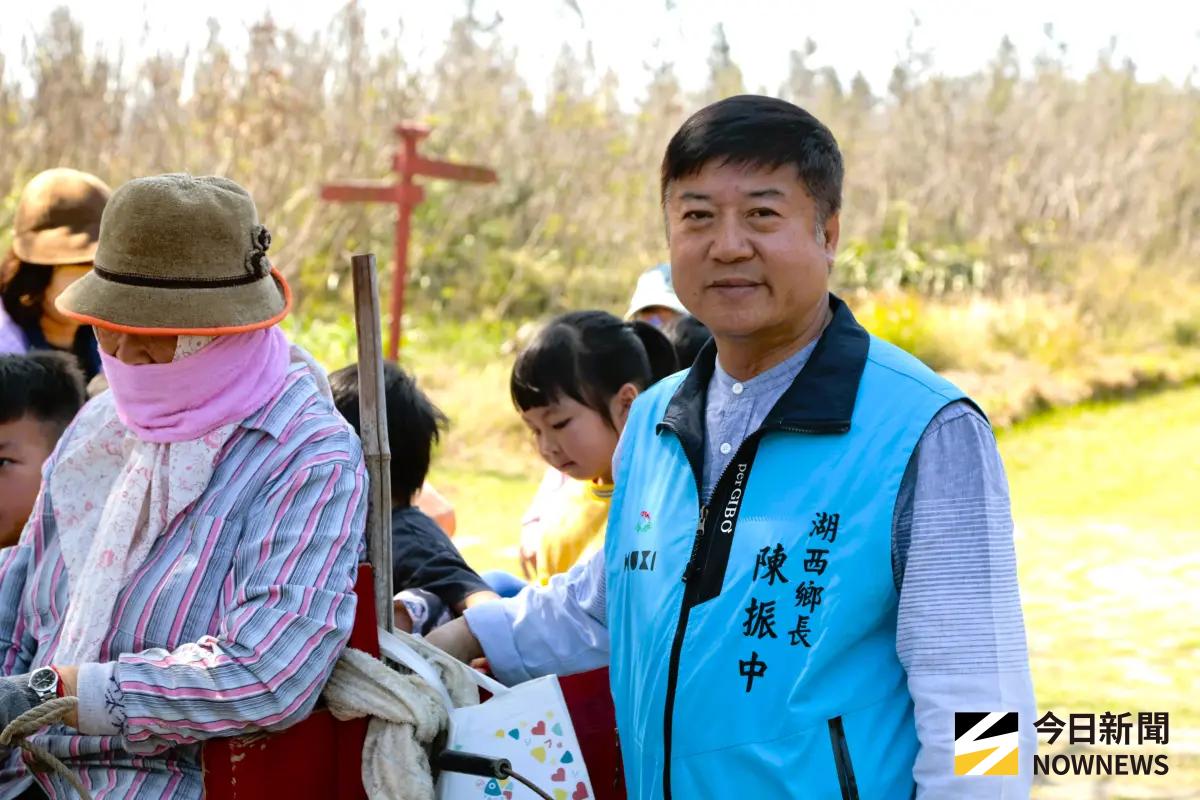 ▲澎湖陳振中參加食農教育~憶兒時坐牛車種花生活動，對於藍營縣長分裂一事避而不談。（圖／記者張茂雄攝，2026.03.18）