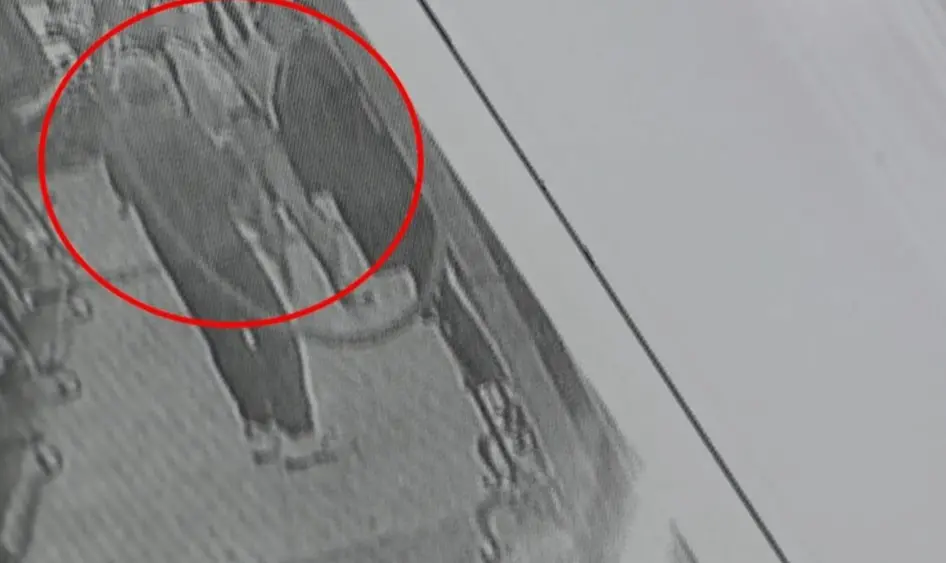 ▲女子因恐嚇、傷害女律師遭提告，開庭時在走廊上對律師公會理事長吳中和呼巴掌，這名打人女子遭起底非首次施暴，曾趁律師下班尾隨跟蹤毆打。（圖／翻攝畫面）