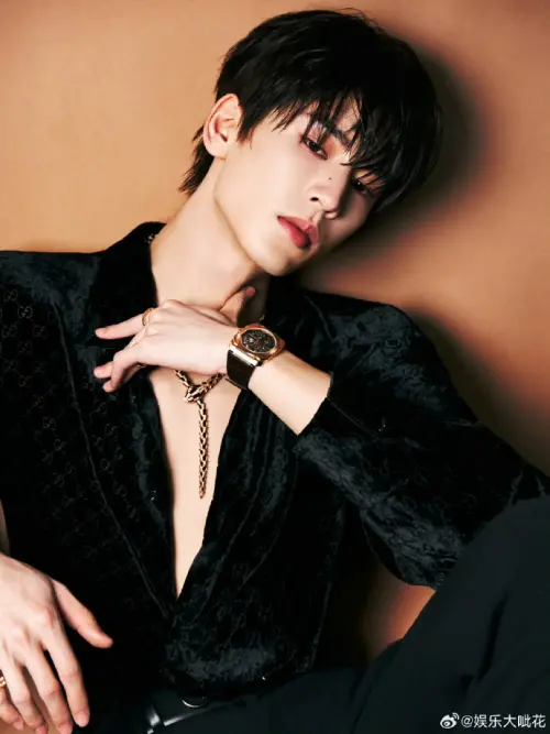 ▲時裝版更撩！張凌赫鼻側痣被封為「臉上最美句點」，不僅辨識度極高，在命理學中更是名利雙收的極品富貴相。（圖／翻攝自張凌赫微博）