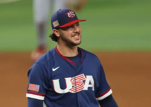 ▲去年榮獲國家聯盟賽揚獎的美國隊王牌投手史金恩茲（Paul Skenes）在社群媒體上傳的一張照片，卻意外引發他的正妹女友「大吃飛醋」，成為賽場外的熱門花邊話題。（圖／美聯社／達志影像）