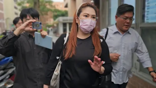 ▲薛楷莉辯稱，存入女兒帳戶的494萬元來自母親借她的現金，有簽借據為證。（圖／記者劉松霖攝）